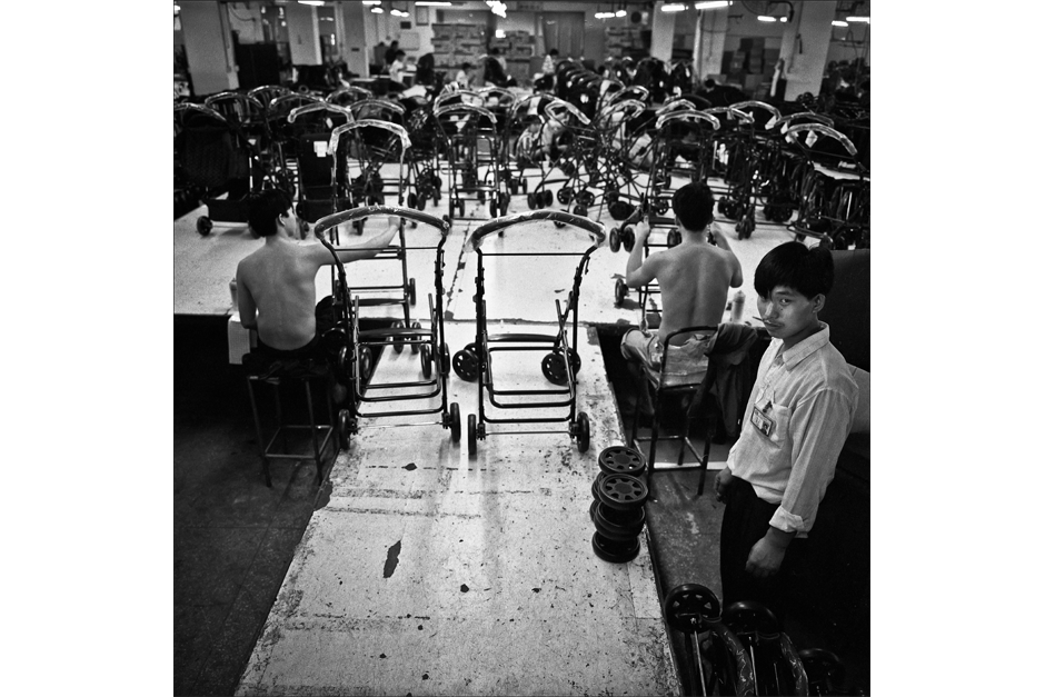 Assembling one of the of stroller types where the wheels were attached manually.