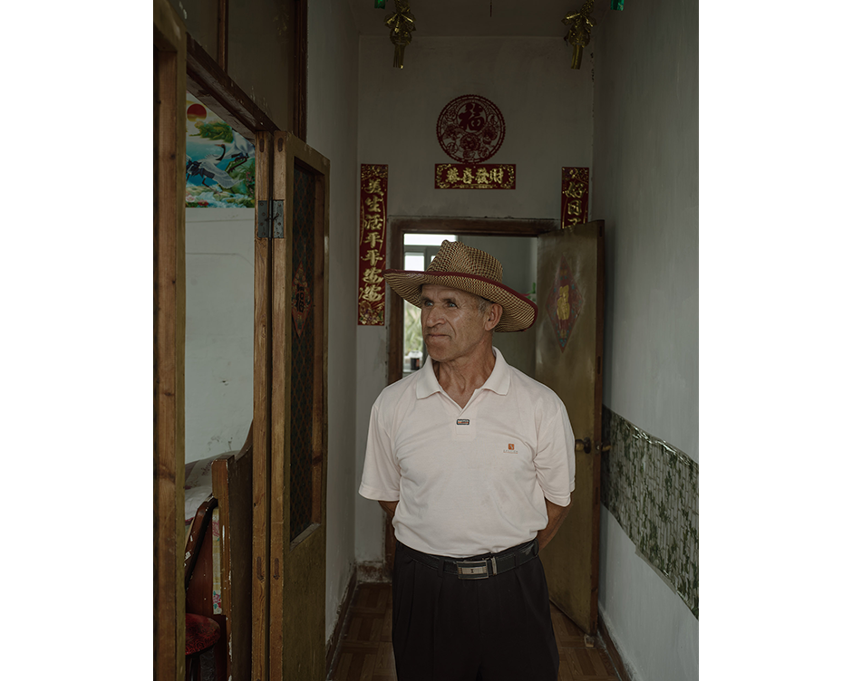 Qiu Changli, from Bianjiangzhen, a border town in Heilongjiang province whose name literally means “border town,” was once an actor. He was born in China to Russian parents and therefore is not a Chinese citizen. Approximately one third of Bianjiangzhen’s population is of Russian or Chinese-Russian descent. Some are descendants of Chinese workers who migrated to Russia to build railways or to do business and started families with Russian women. Many of those families escaped to China during the Sino-Soviet conflict of 1929. Some are descendants of women who fled the Russian revolution and married Chinese men in Bianjiangzhen. In 1954, ethnic Russians were officially recognized as one of China’s 55 “minority nationalities.” In 2003, the Chinese government designated Bianjiangzhen as a Russian “Ethnic Village”—a district officially designated for one of China’s official “minority nationalities.”