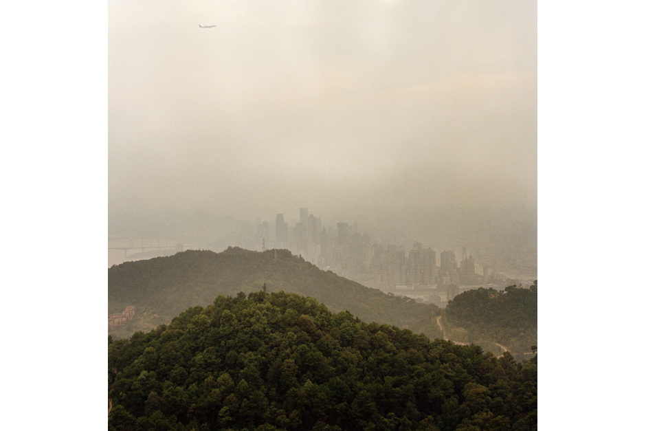 From a vantage point on top of Nanshan, the green hillsides and the cityscape appear to exist symbiotically. In fact, the terrain in the urban part of Chongqing keeps development concentrated to a relatively small area.
