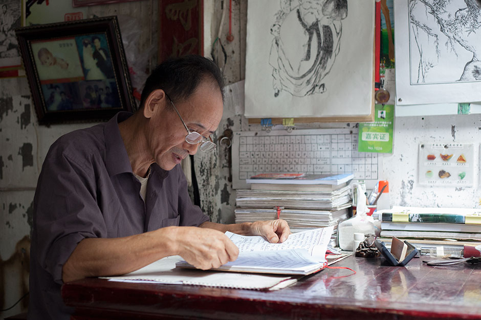 Wang Shouchang, sixty-seven, is a ninety-third generation member of the Wang family that once dominated village life in Bishan. Wang devotes much of his private time to researching the kinship history of the region. In the past, people relied on ancestral halls and genealogies to keep the family records. Today, Wang is one of the few interested in village history.