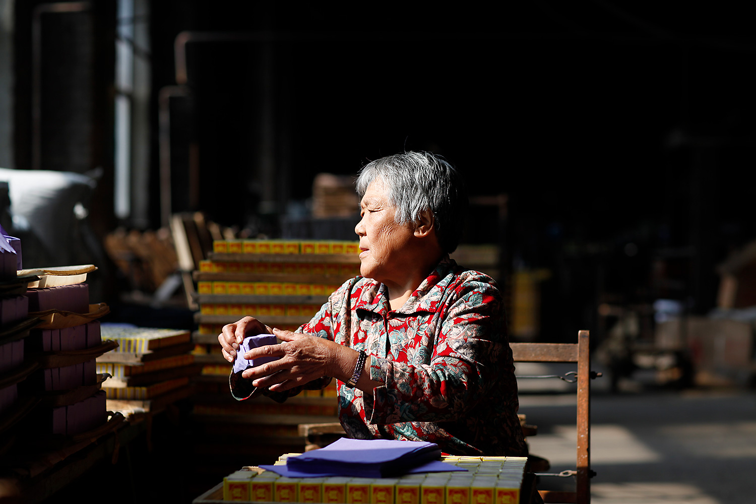 Although he has been officially retired for many years, 72-year-old Sun Guiqin still comes and works as a packer in the factory.