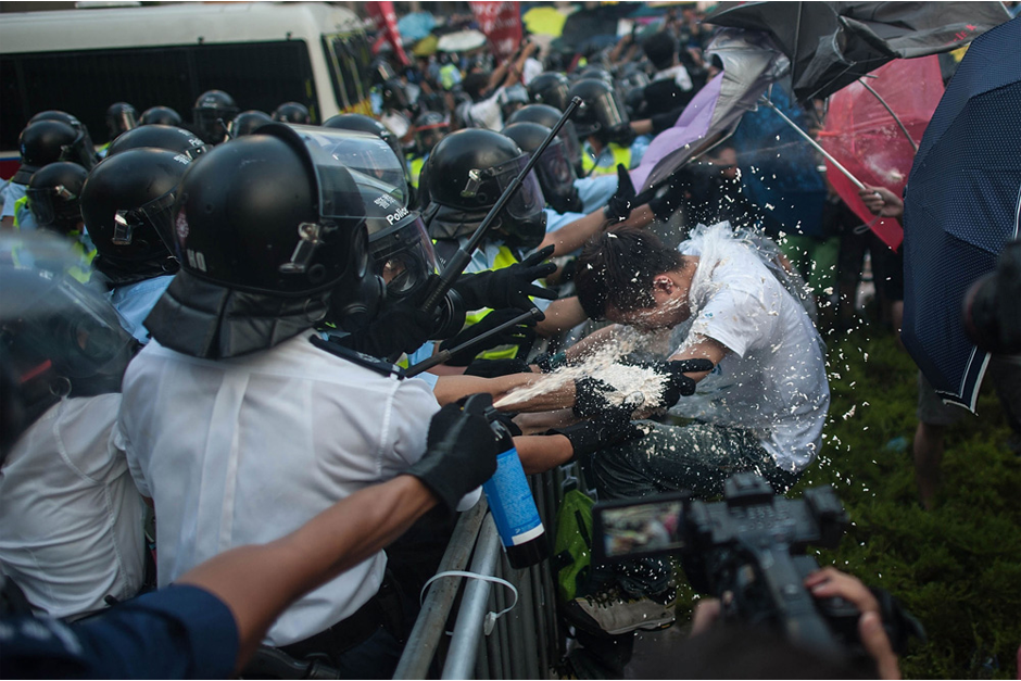 Protesters clash with riot police. (Photo by Anthony Kwan/Getty Images)