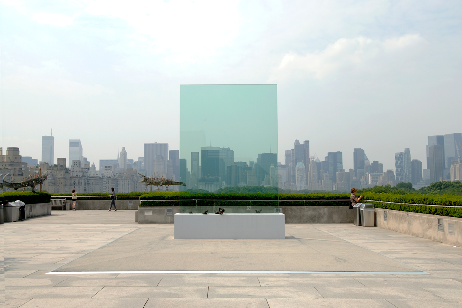 “Transparent Monument,” on exhibit on the roof of the Metropolitan Museum of Art in New York, 2006. (Photo by Hiro Ihara, courtesy Cai Studio)
