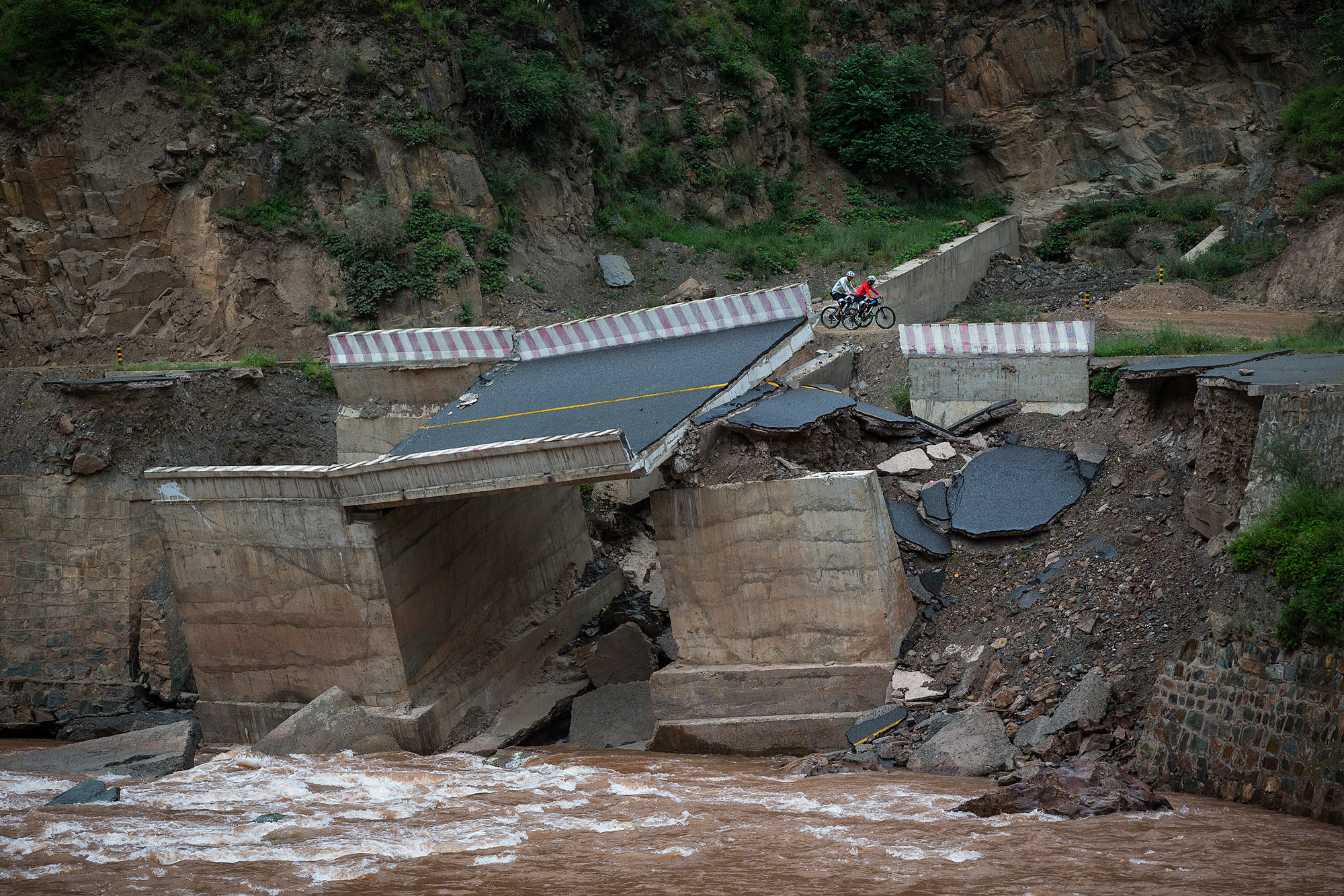 On the 10th day of their trip, Chao and Runxi enter Tibet. They bike 68 miles in 10 hours from Batang county in Garze, Sichuan to Markam county in Tibet’s Qamdo Prefecture, July 24. This part of the route is in very poor condition due to frequent landslides. Just 20 days earlier, a section of road collapsed, stranding more than 600 people, including many bikers.