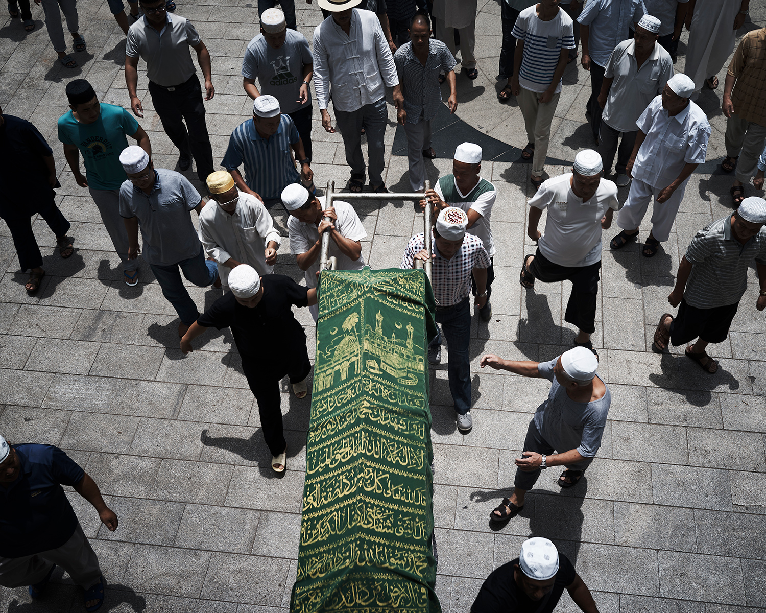 Men carry a coffin to a graveyard after a funeral at Nanguan Mosque, Kaiyuan, June 2016.  Burials are banned in many areas of China, but there are exceptions for 10 ethnic minorities, including the Hui.