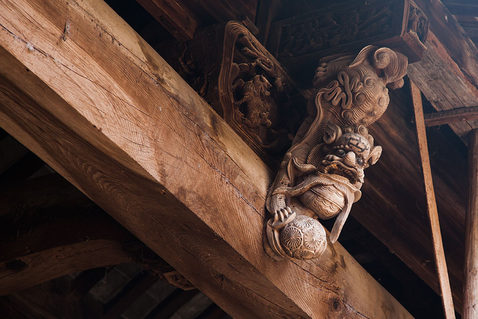 A carved lion perches in the corner of Mingxian Hall’s inner courtyard. During the Qing dynasty, when Mingxian Hall was built, the Huizhou region was known for its superior craftsmanship in stone, wood, brick, and ink slab carving. Some elderly villagers still refer to Mingxian as “lion hall.”