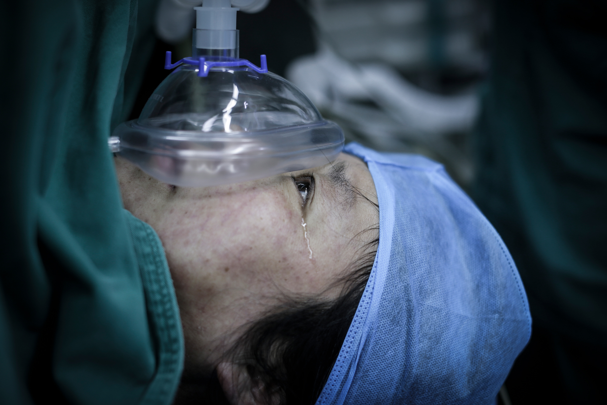 Hearing the cry of her babies, Zhiying cries.