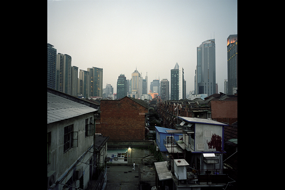 The 696 Art Factory neighborhood, located in the center of Shanghai, is one of the newest clusters of galleries and artists’ live-in studios. They were informally converted from what was once a bankrupt automobile-parts factory. While it takes a long time for such developments to change into residential or high-density commercial use sites, having art-related businesses move onto the run-down former industrial land is often seen as economically favorable. This can lift the commercial value of the land. Eventually, the pioneering artists and galleries will be priced out of the market, which is what has also happened in Shanghai’s Moganshan and Beijing’s 798 districts.