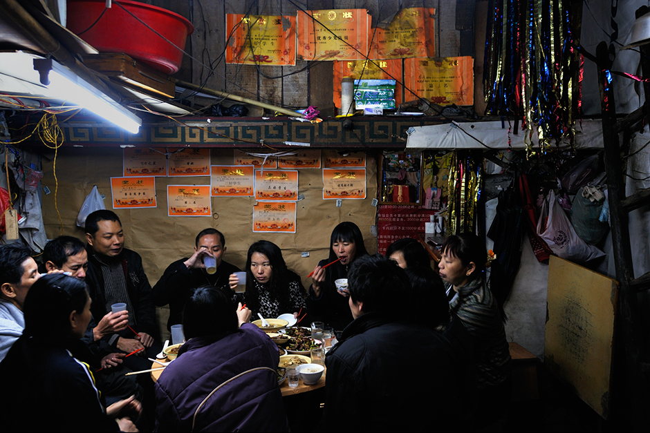For Chinese New Year, relatives from other parts of Shenzhen and Guangdong come to Wuwucun to visit and have dinner.