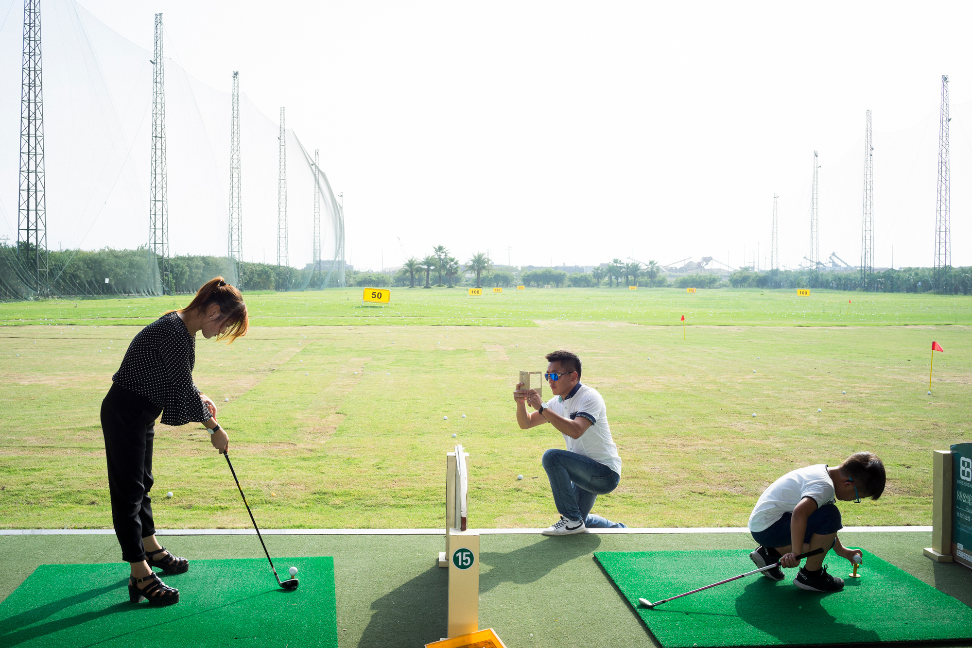 A family plays golf at a farm in Dongshan sub-district, October 5, 2016.