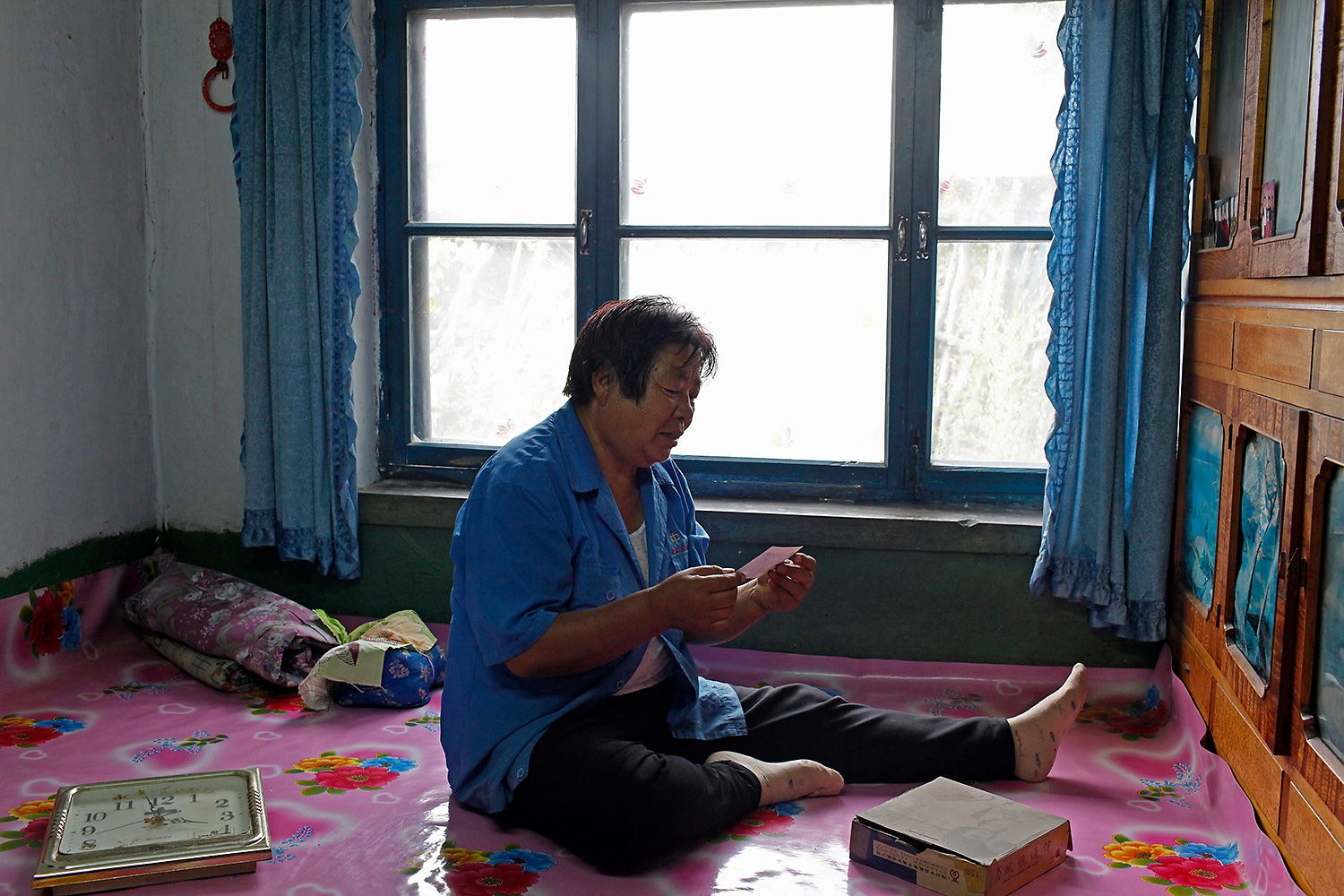 Before retiring, Tang Yuzhen was the factory’s trade union chairwoman. She entered the factory as an ordinary worker at 16 and worked her way up to chairwoman, spending her entire youth in the factory. At 68, she is busy organizing her papers, and hopes to write a memoir about the match factory.