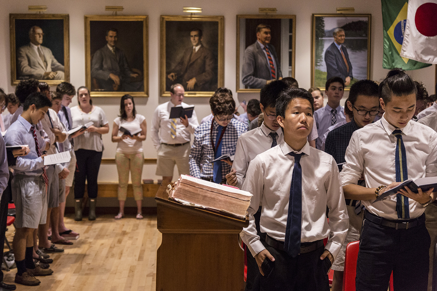 October 10, 15-year-old Ryan does not participate during chapel at South Kent School, in Connecticut. He came to the U.S. from China this September to attend high school. An increasing number of Chinese families are sending their children to the U.S. for education. (Wu Jiaxiang/Tencent Guyu Project)