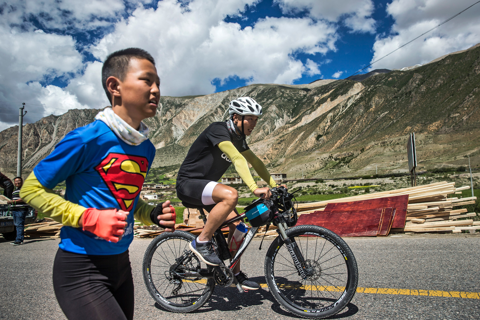 On the 16th day of the trip, on the way from Baxoi county to Rawu town, in Qamdo, Chao’s bike chain broke, July 30. Unable to fix it, they ask a car to take the bike to a shop 124 miles away to be repaired. Chao and Runxi take turns riding Runxi’s bike every one and half miles. While one bikes, the other one runs, at an altitude of over 13,000 feet. They do this for 12 miles until an injured biker lends them her bike.