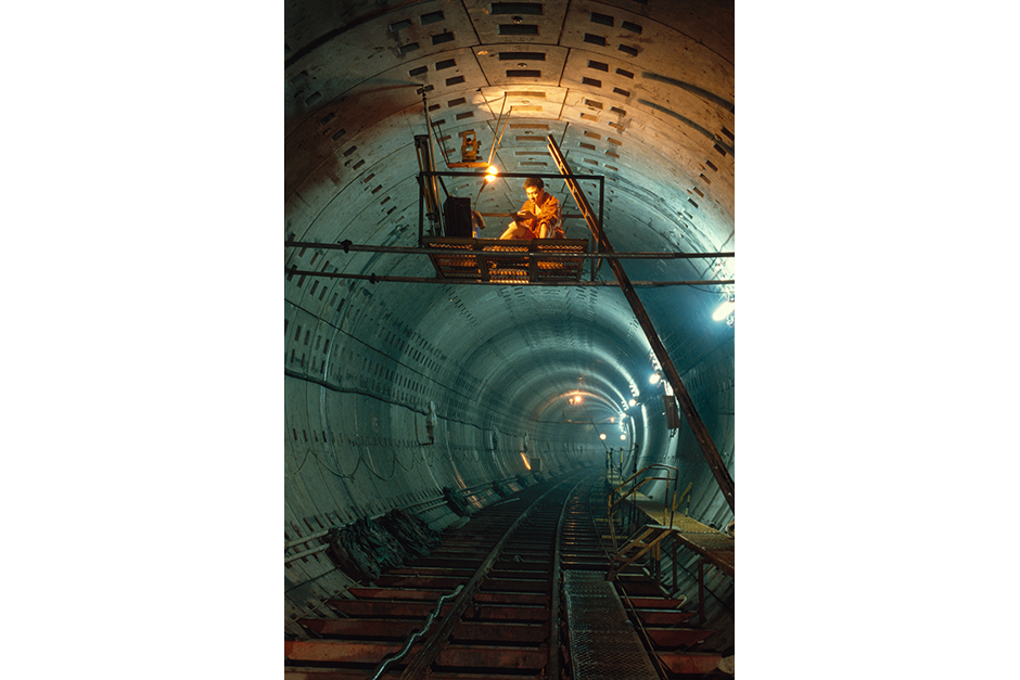 Construction of the second Yan’an tunnel in Lujiazui under the Huangpu River to connect Pudong with Puxi, 1998.