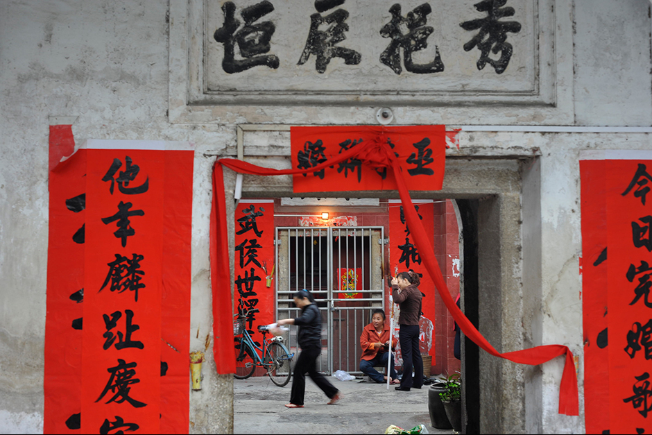 Wuwucun was first settled nearly 200 years ago by a Hakka minority clan surnamed Wu. Starting in 1996, the Wus moved to modern apartments, renting their old homes to the Chongqing migrants. On special occasions like weddings and the Spring Festival, the Wus return to hang red banners on the ancestral gate.