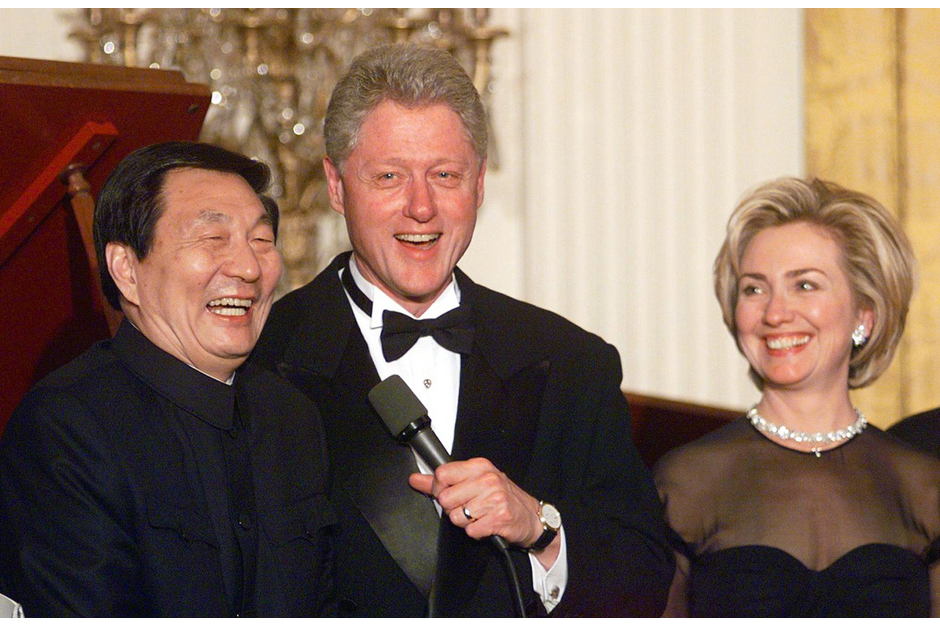 Chinese Prime Minister Zhu Rongji and U.S. President Bill Clinton make remarks during a state dinner with First Lady Hillary Clinton, April 8, 1999, at the White House. A major goal of Zhu’s trip was to discuss the terms of China’s entry into the World Trade Organization, which happened in 2001. (Photo by Joyce Naltchayan/AFP/Getty Images)