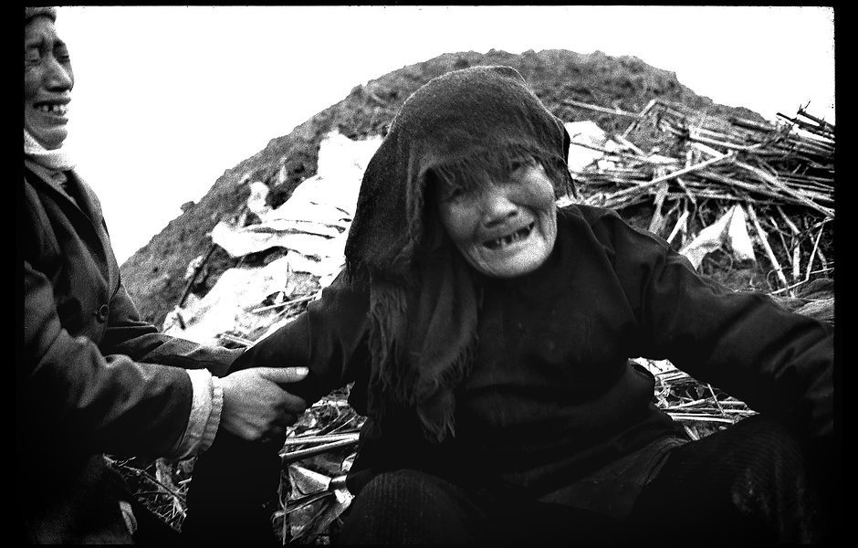 Wang Dage’s mother grieves at her son’s gravesite. Since the virus has a dormancy rate of between three and four decades, most people infected in childhood die of liver cancer in their thirties and forties. Henan, China