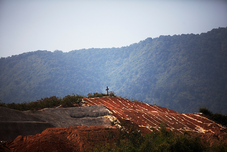A cross stands on a slope near the site of the planned Myitsone dam. Christian churches in the area planted crosses on the construction site in northern Kachin State, despite the Burmese government’s warnings to stop doing so.