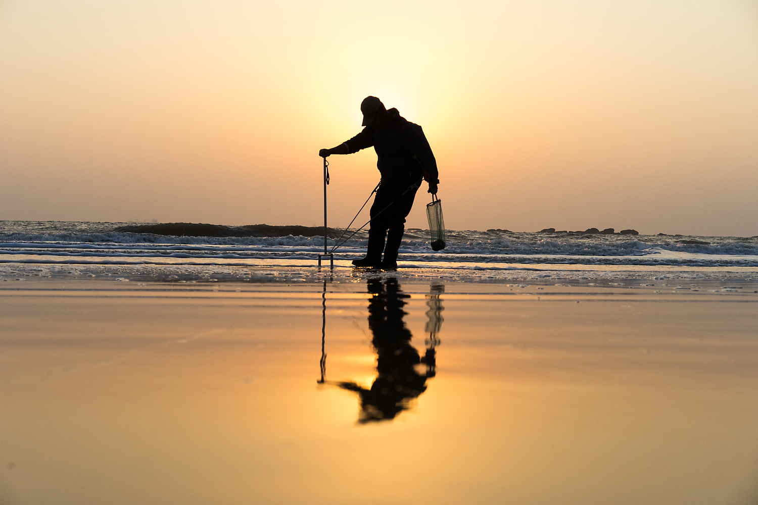 A villager on Kinmen’s southwestern coast combs the beach at sunrise as the tide recedes. It was only in 2013 that Kinmen was declared free of mines. Tens of thousands of mines were planted in the ’50s and ’60s at the height of tension between Taiwan and the People’s Republic of China. The island was ruled as a military base until 1992 and was subjected to ‘frogman’ attacks and regular Chinese shelling. The mine-laden beaches and military rules restricting locals from swimming or going near coastal areas where the army was stationed have left Kinmen residents with a complex feeling towards the sea. Many residents cannot swim and still have a fear of the water for all the negative imagery it conjures.