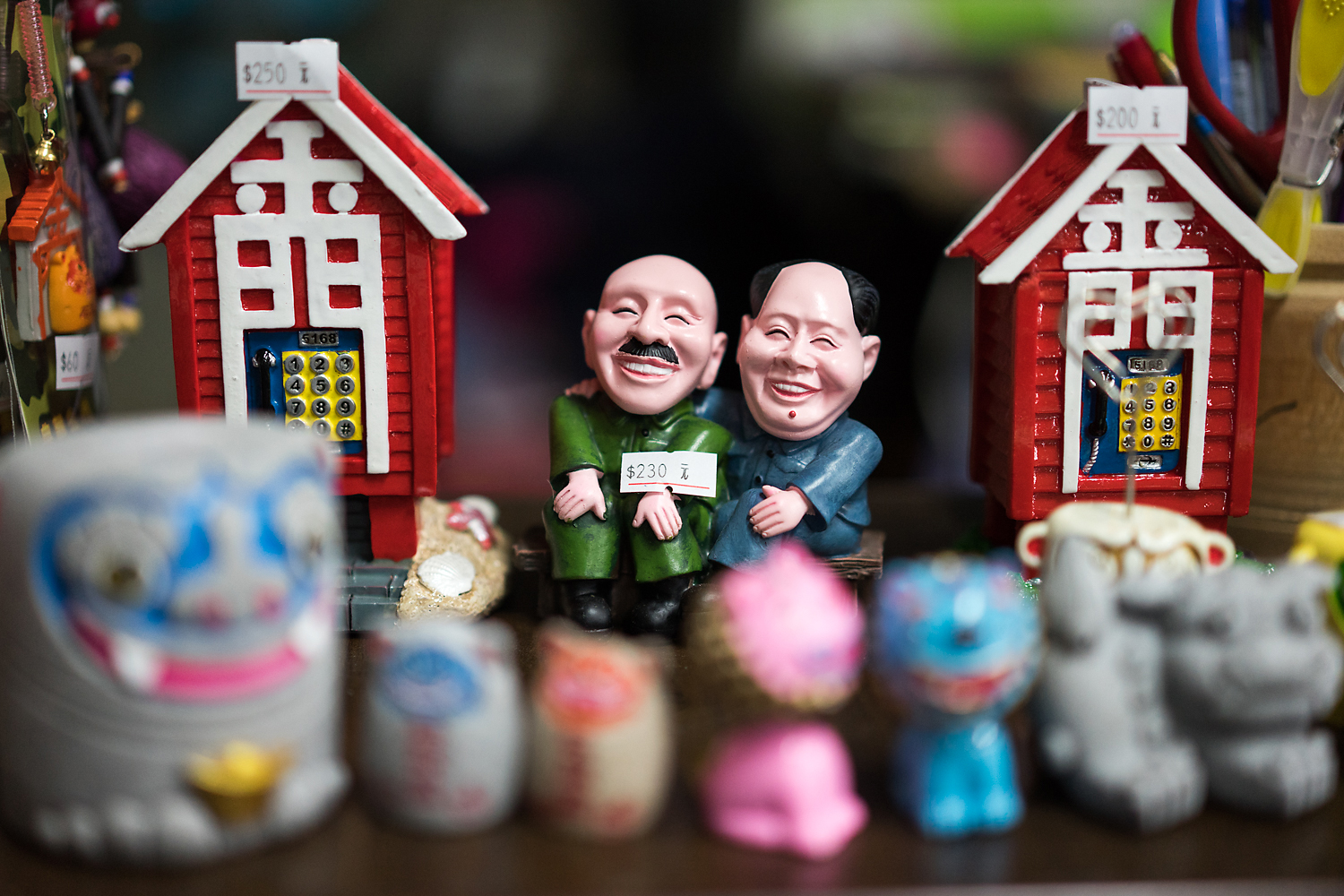 A souvenir in a shop in Little Kinmen humorously depicts Chiang Kai-shek and Mao Zedong sitting together, Mao’s arm around Chiang. The two leaders led their respective sides through a bloody civil war, culminating in the battle over Kinmen in October 1949.