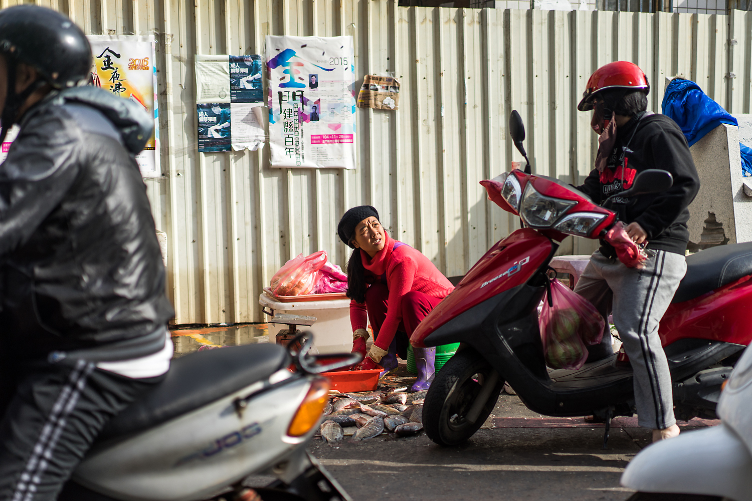 Li Congli, 34, originally from the mainland, sells fish at the busiest market in Kinmen, in Jincheng town. Her accent in both Mandarin and Hokkien sets her apart. She is one of about 2,000 ‘lupei,’ or mainland Chinese women, who have married Taiwanese men and moved to Kinmen. Li, who has lived in Kinmen for seven years, said she was curious about the place and, at age 28, considered a bit old not to be married, asked a matchmaker to introduce her to her current husband, a worker in Kinmen’s famous sorghum liquor factory—the cash cow in the island’s economy. She said: ‘I thought life here was better. But when I got here I realized it’s not! It was only when I came over here that I found out it’s backward to death here! But the people here are purer, not so complex, their thinking no so complicated, and life is not so competitive. Nowadays not so many mainland Chinese women want to marry into Kinmen because now they can come over on the ferry to see the island for themselves before marrying. Once they see it, they will not want to come. The development in China is so fast now.’