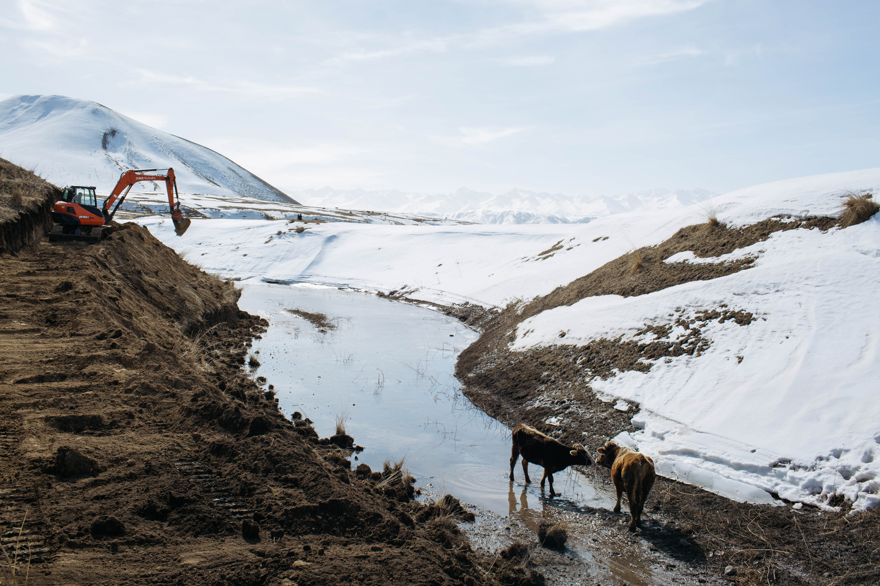 Melting snow obstructs a road in Ili Kazak Autonomous Prefecture, Xinjiang Uighur Autonomous Region, March 7. As the world’s largest emitter of carbon, China produced 4.7 percent more greenhouse gases in 2018 than in 2017, marking its sharpest increase since 2011. Although the country is promoting renewable energy, the government’s attempts to boost the economy have led to the loosening of environmental regulation of heavy industries. (Wu Huiyuan/Sixth Tone) 