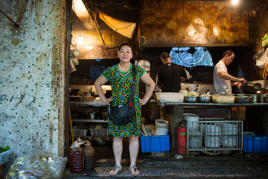 Jiang Shijun is the manager of the eatery Du Laowu’s Midnight Beer on Tiyu Road. The restaurant is one of about ten locations operated by the family in Chongqing. According to Jiang, the street-side restaurant usually serves about 1,000 people a night and is open seven days a week.