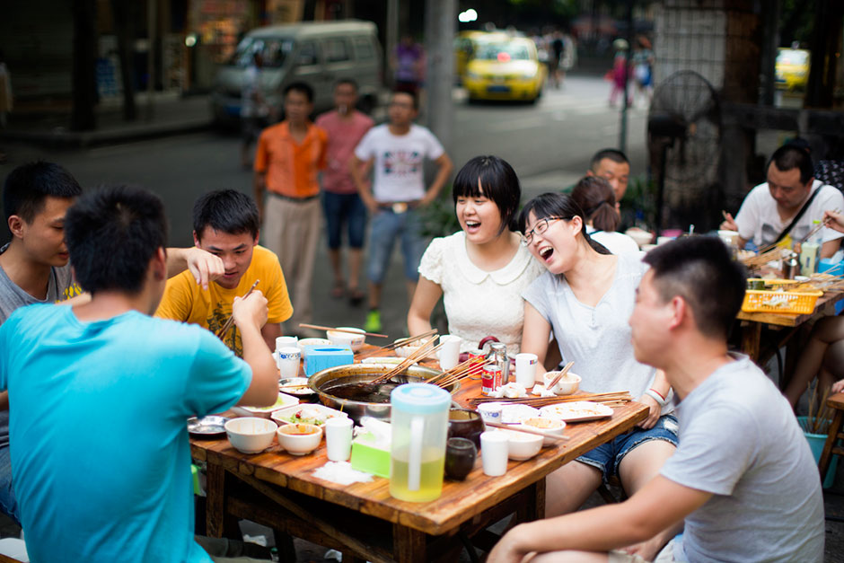 A group of friends who live in the neighborhood eat at He Wang and Shi’s Skewers and Fragrant Hot Pot, a skewer-style hotpot restaurant popular with locals. One of the diners said, “We like the atmosphere. It’s a typical Chongqing place: friends sit together and it’s hot out and you all sweat together.”