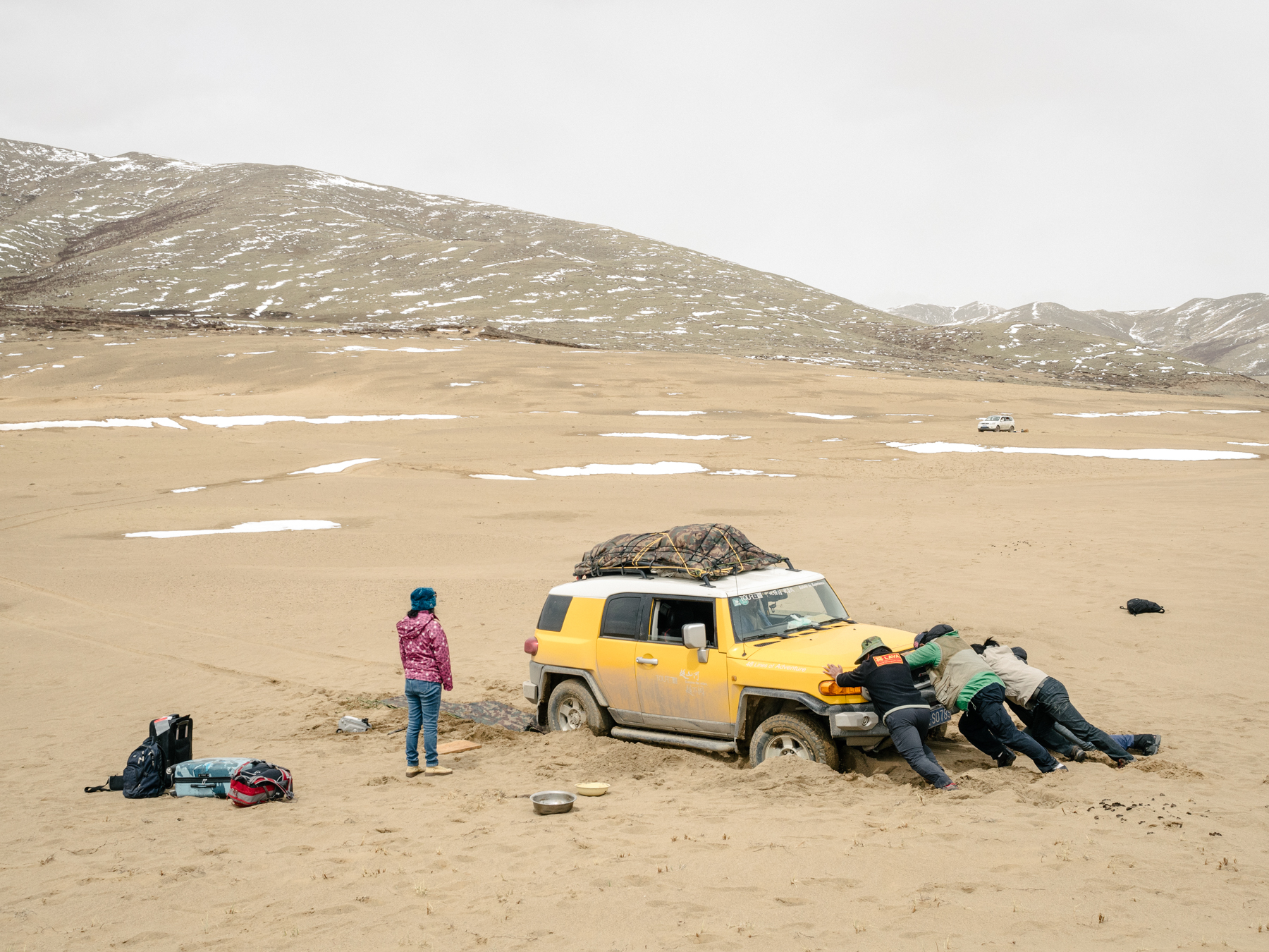 On the border of an unnamed desert that has only formed in the past few years, the team tries to maneuver a car stuck in the sand while in search of a camp site.