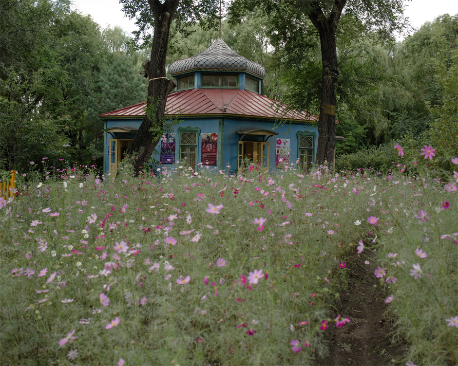 A Russian-style building in the “Russian Village” in Harbin. Once a fishing town, Harbin became a destination for Russians with the construction of the Chinese Eastern Railway and their numbers swelled following the October Revolution in 1917. The Russian “Harbinsky” population brought onion-domed cupolas and art nouveau architecture to the city.