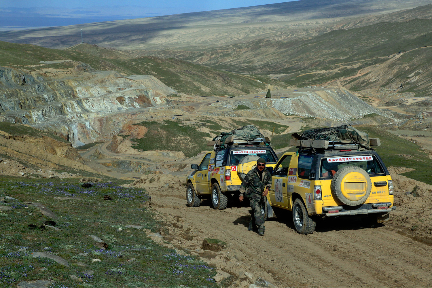Mining below the Kunlun glaciers in Xinjiang. Photo by Yang Yong.