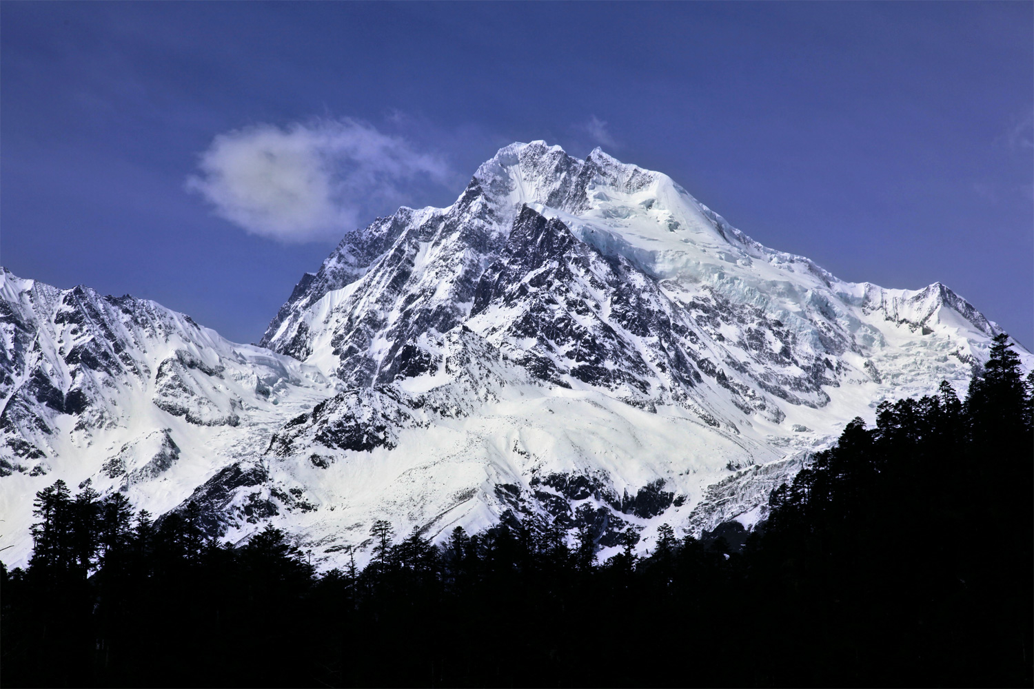Glaciers on the Hengduan mountain range in Xinjiang province. Photo by Yang Yong.